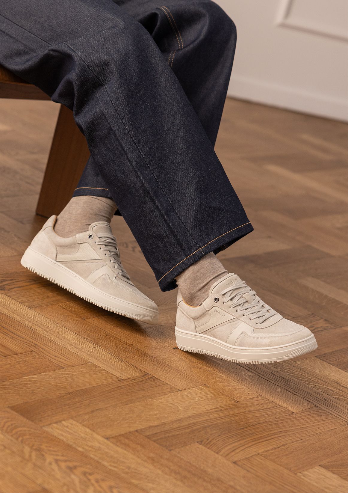 Hellgraue Veloursleder-Sneaker mit Glattleder-Details