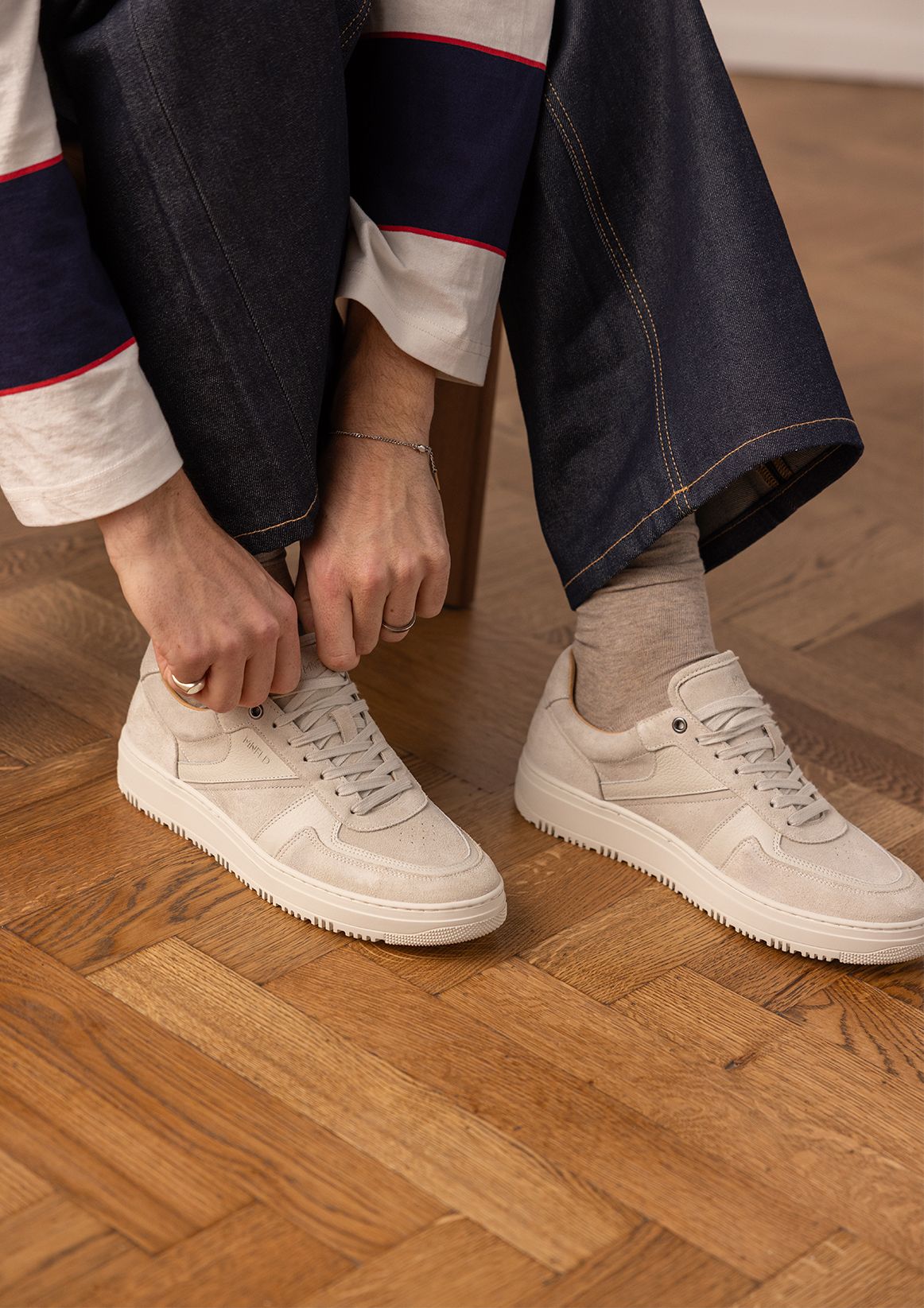 Hellgraue Veloursleder-Sneaker mit Glattleder-Details