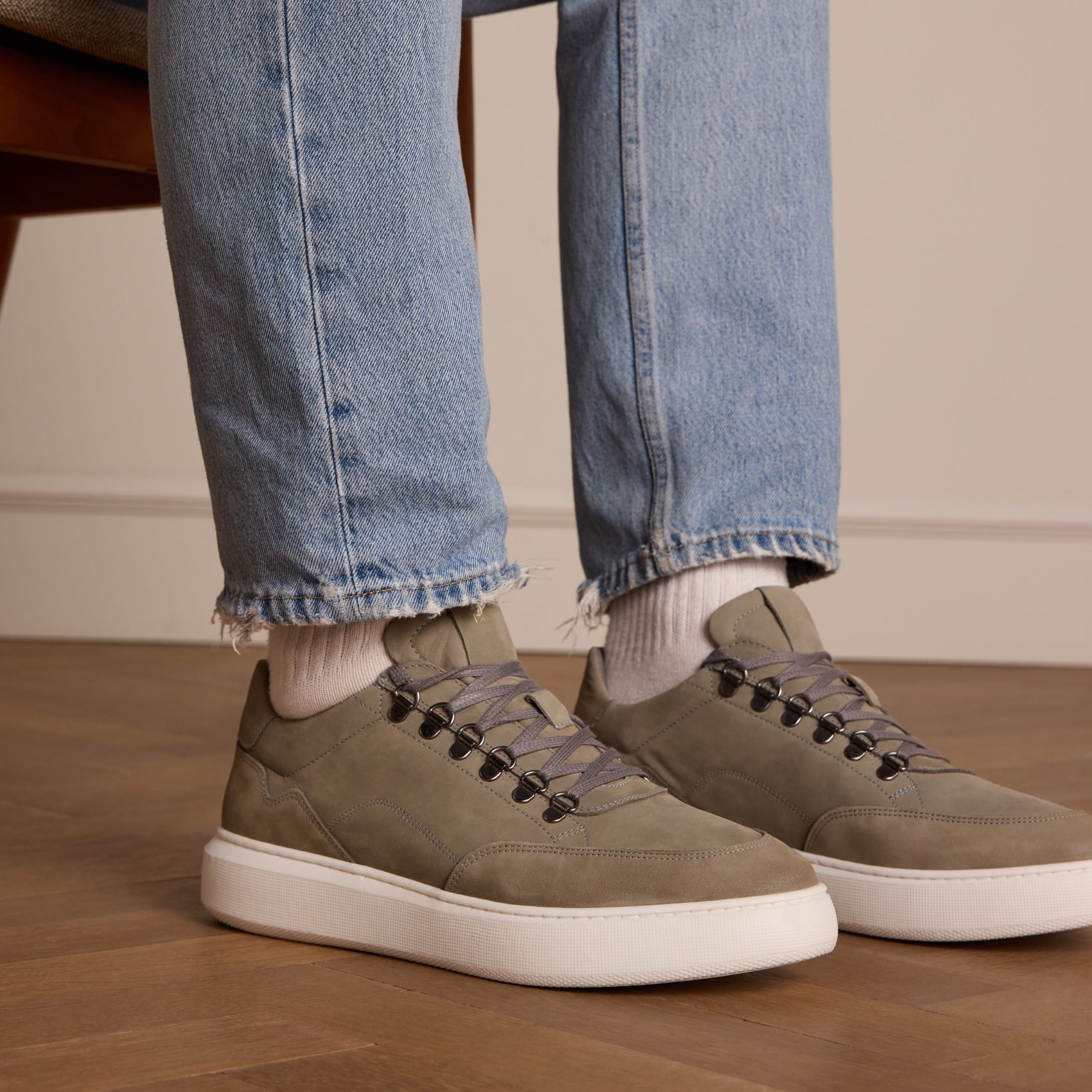 Graue Nubuk-Sneaker
