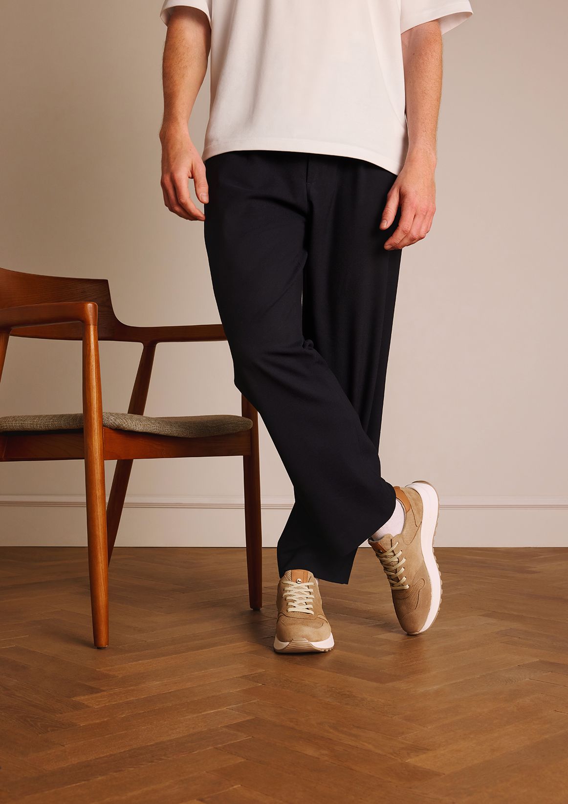 Beigefarbene Veloursleder-Sneaker