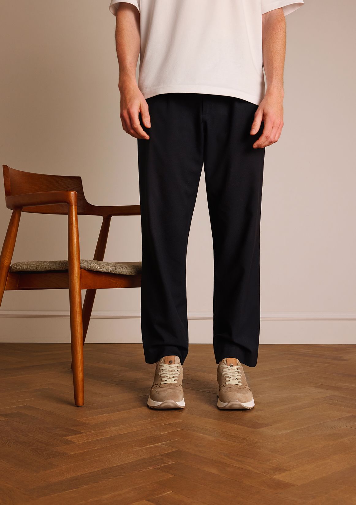 Beigefarbene Veloursleder-Sneaker