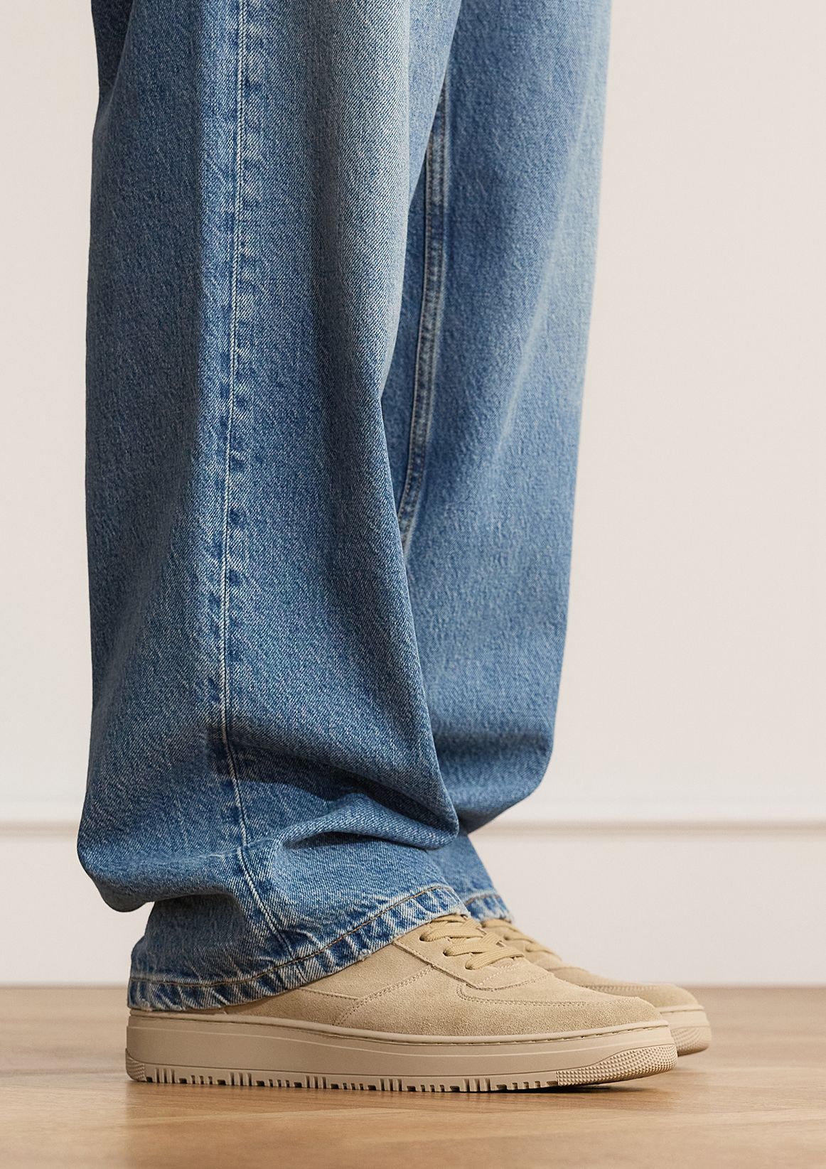 Beige suède sneakers
