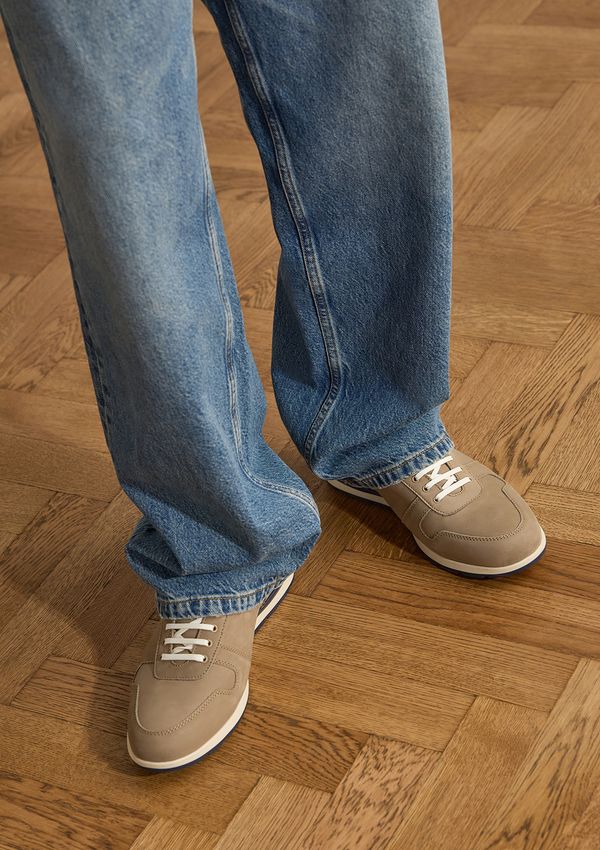 Taupefarbene Nubuk-Sneaker