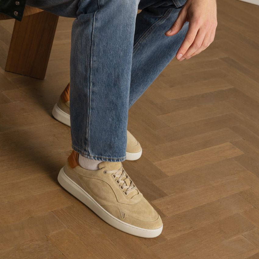 Beigefarbene Veloursleder-Sneaker