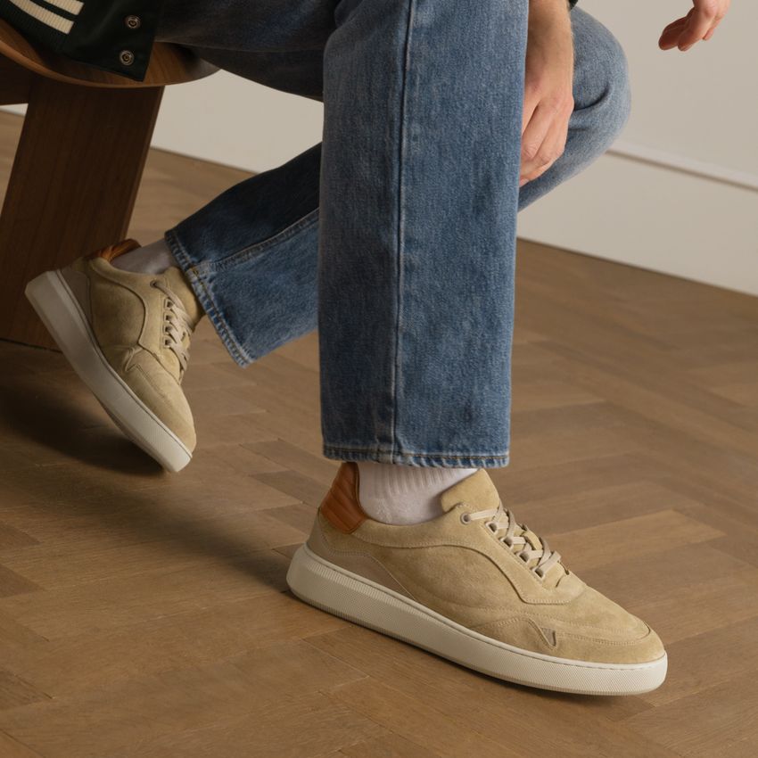 Beigefarbene Veloursleder-Sneaker