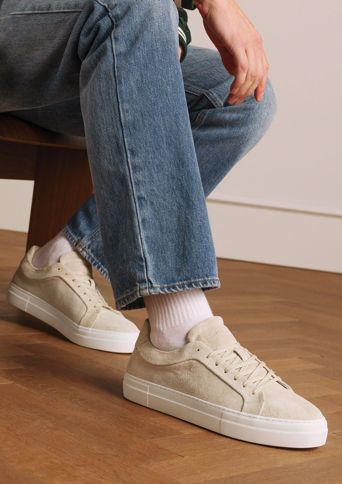 Beige suède sneakers