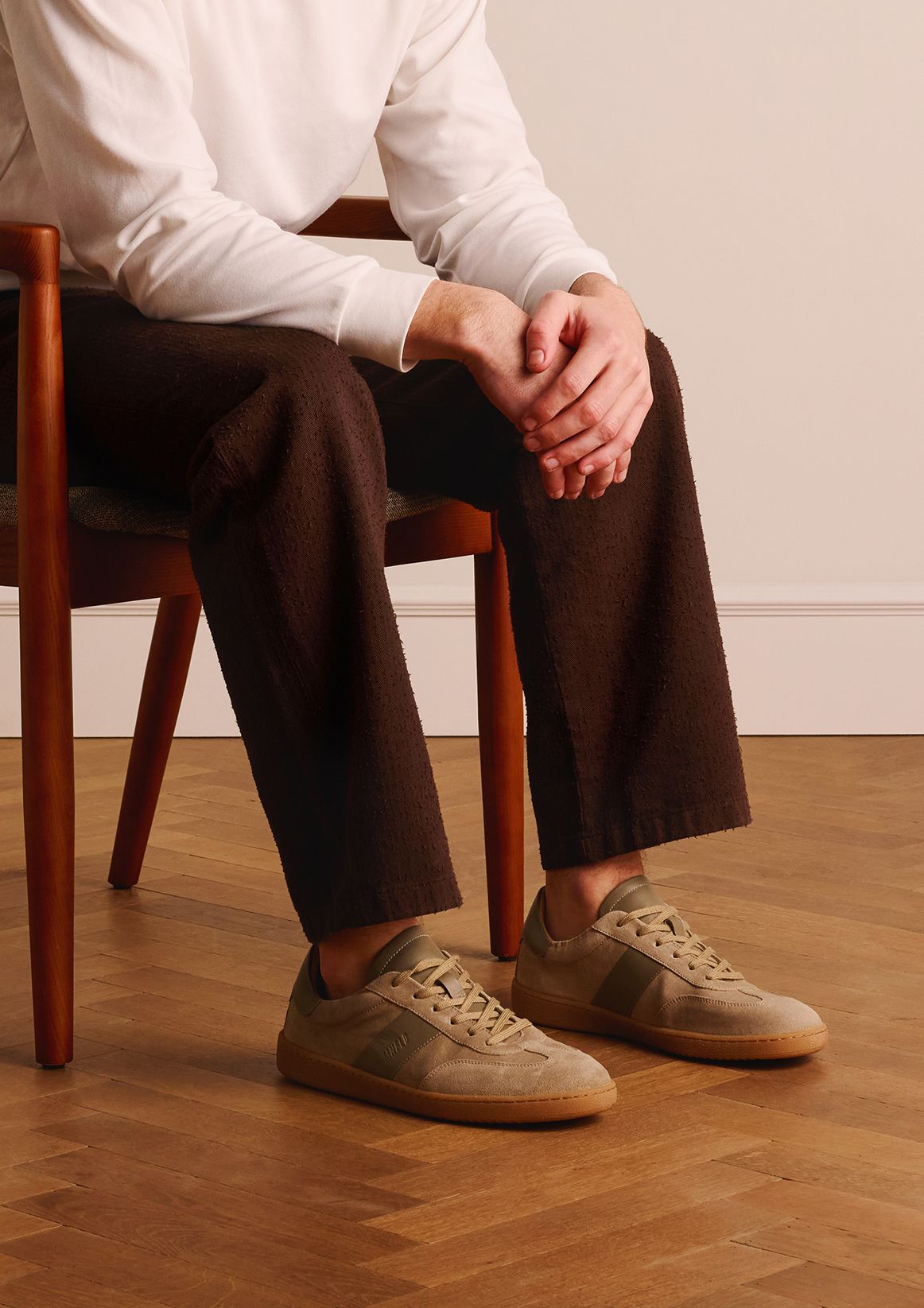 Beige suède sneakers