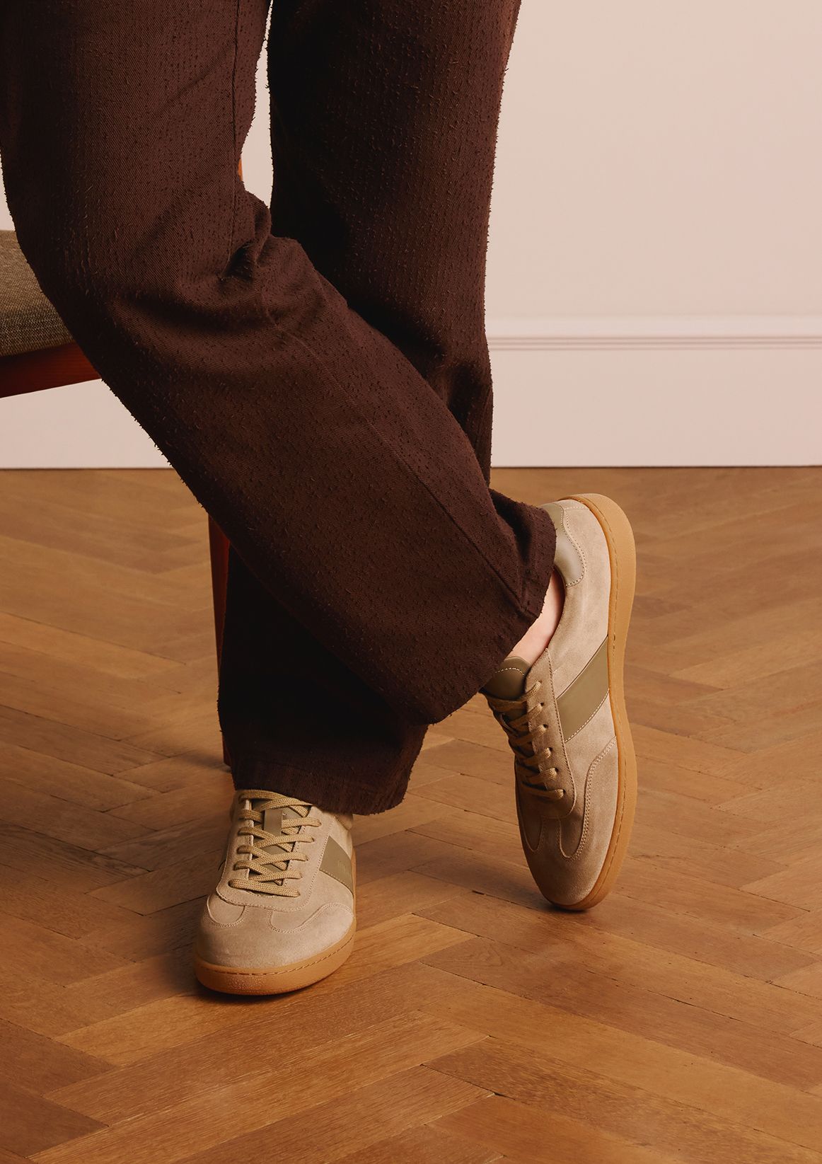 Beige suède sneakers