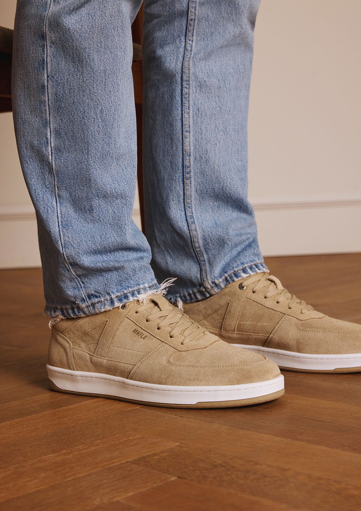 Beigefarbene Veloursleder-Sneaker
