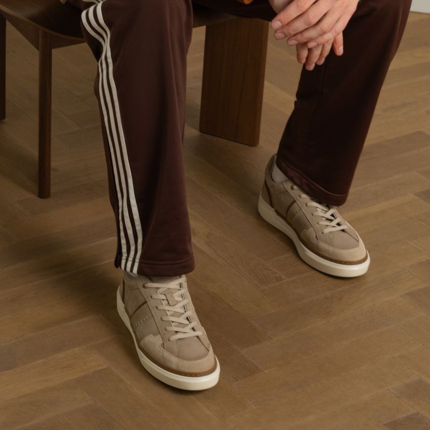 Beigefarbene Nubuk-Sneaker