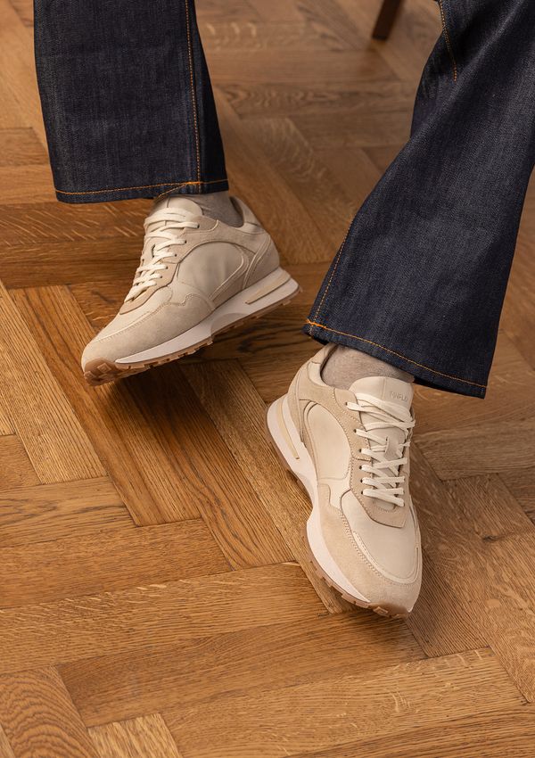 Beigefarbene Ledersneaker mit Veloursleder-Details