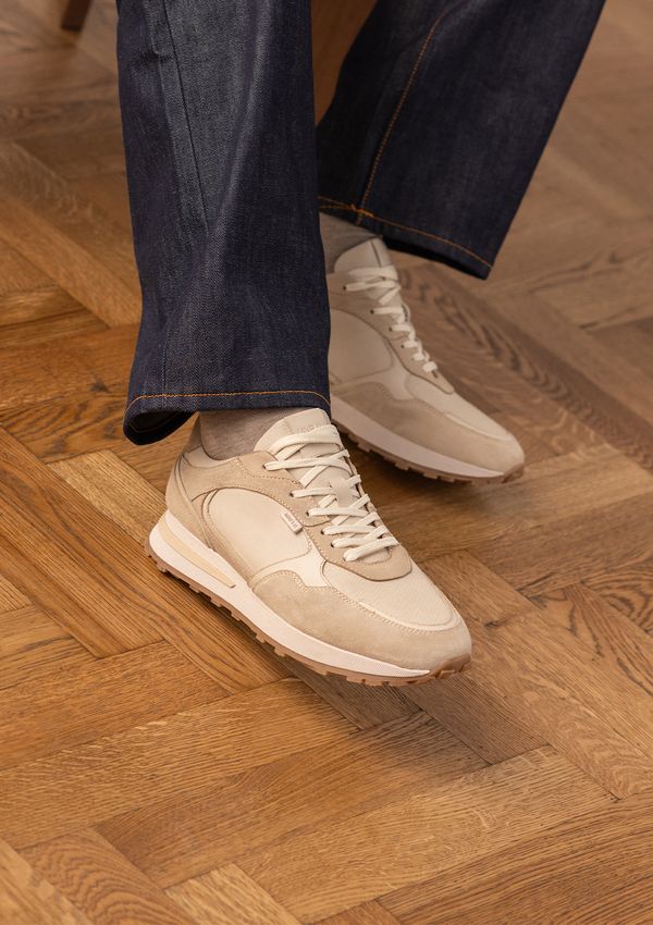 Beigefarbene Ledersneaker mit Veloursleder-Details