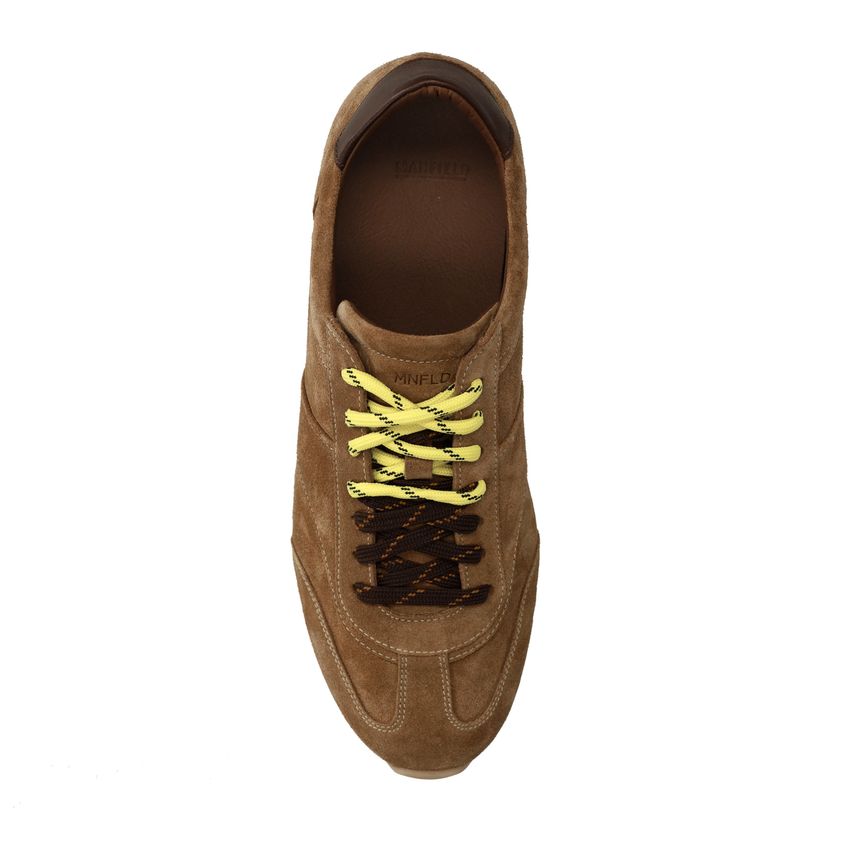 Beigefarbene Veloursleder-Sneaker mit unterschiedlichen Schnürsenkeln