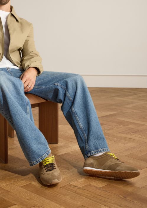 Beigefarbene Veloursleder-Sneaker mit unterschiedlichen Schnürsenkeln