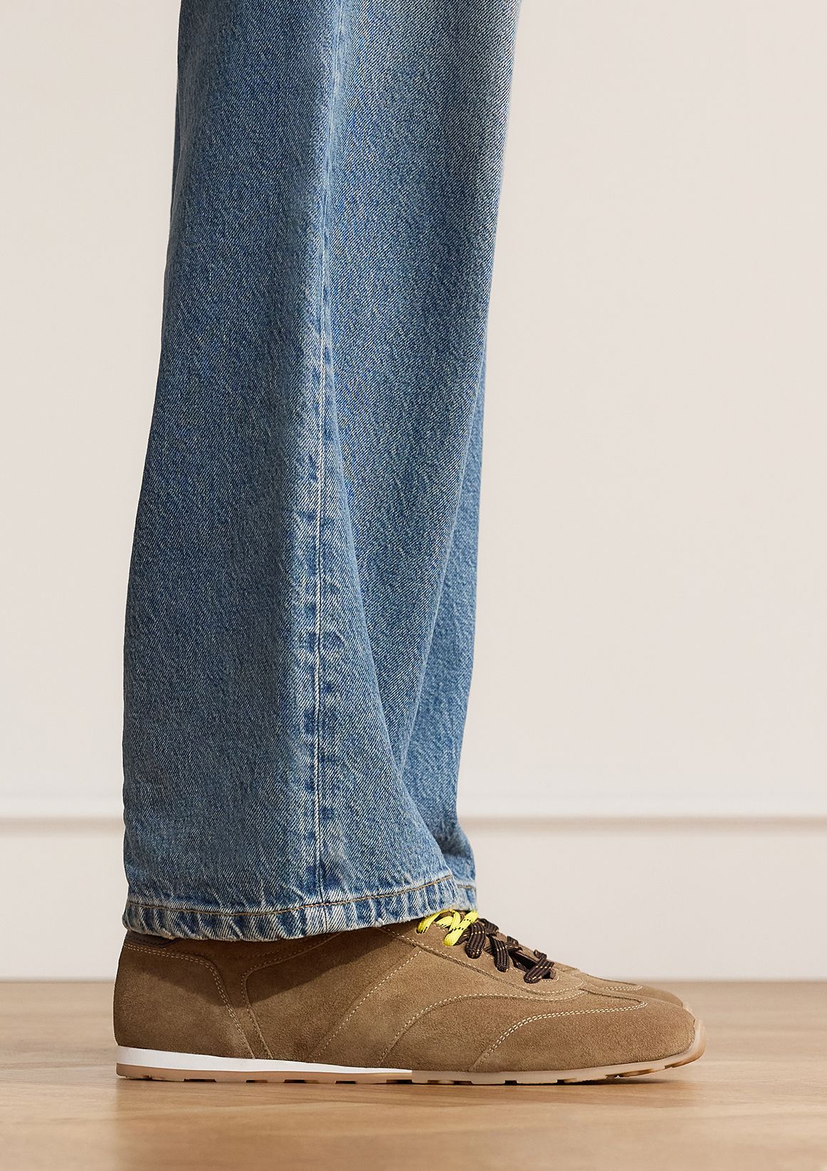 Beigefarbene Veloursleder-Sneaker mit unterschiedlichen Schnürsenkeln
