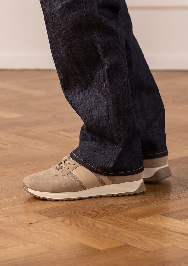 Beige suède sneakers met leren details