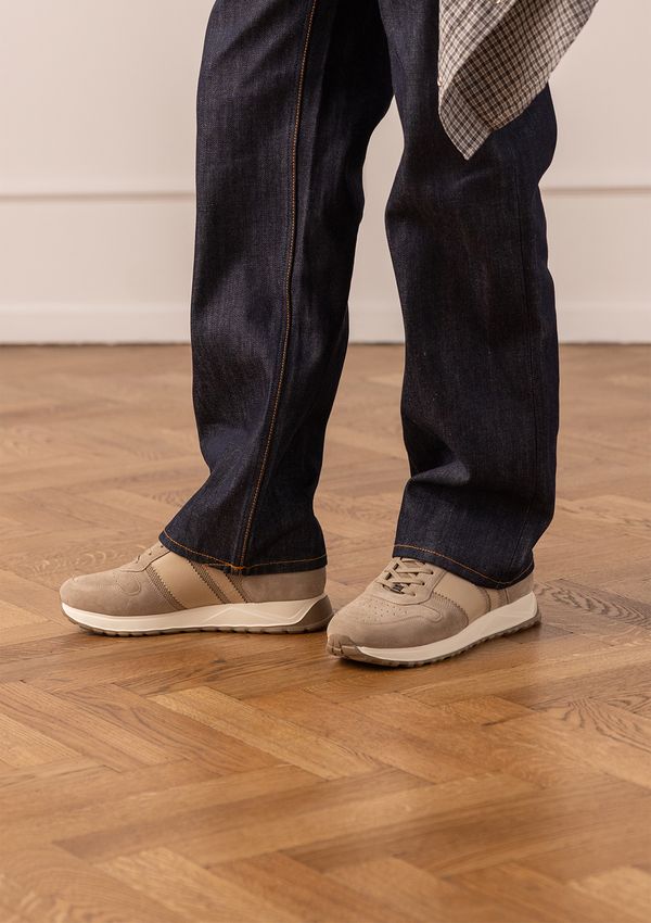 Beige suède sneakers met leren details