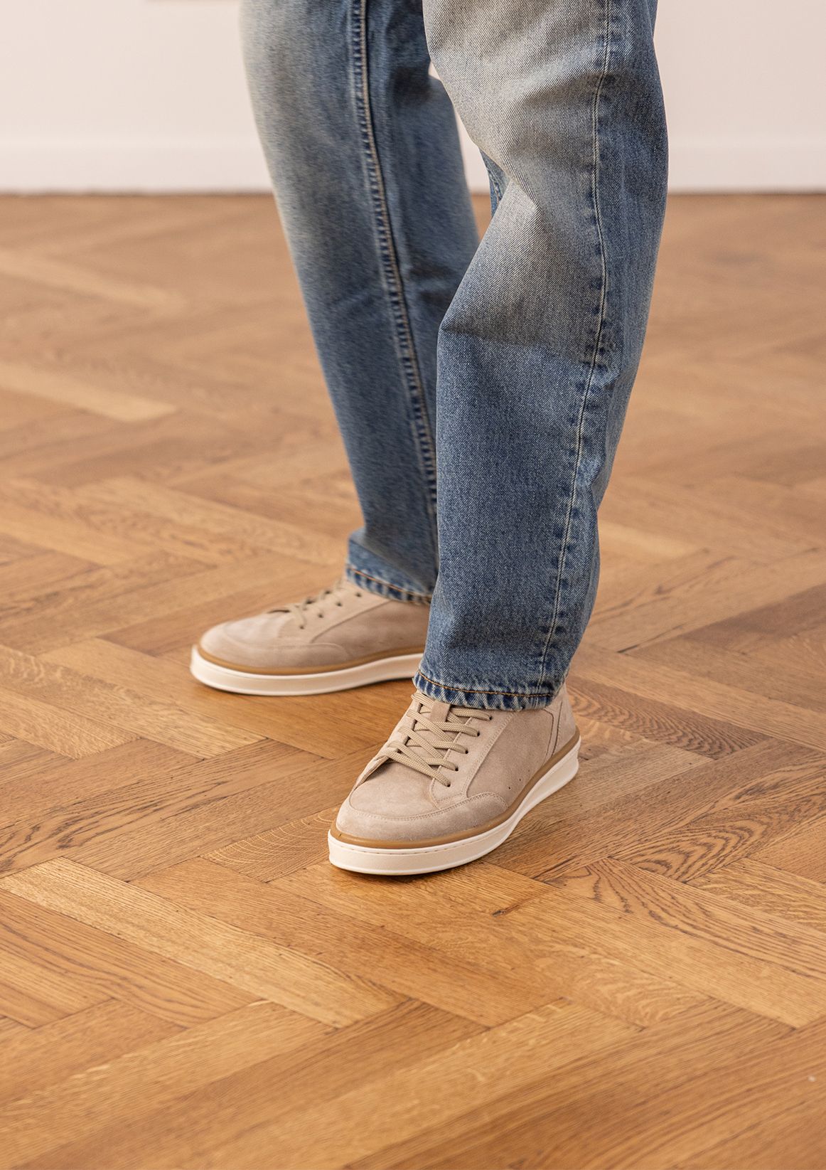 Beige suède sneakers