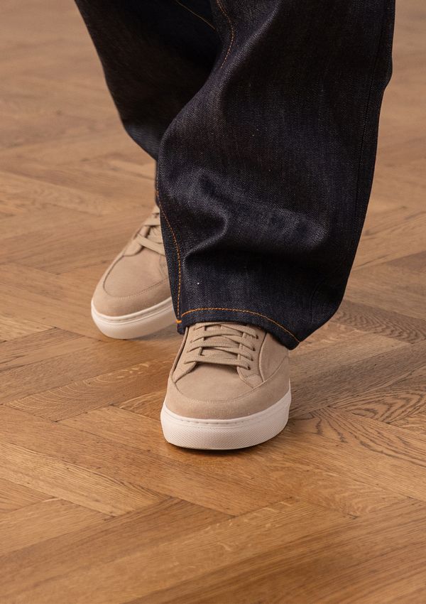 Beige suède sneakers