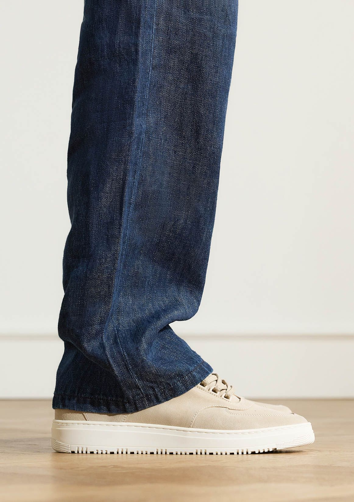 Beigefarbene Veloursleder-Sneaker