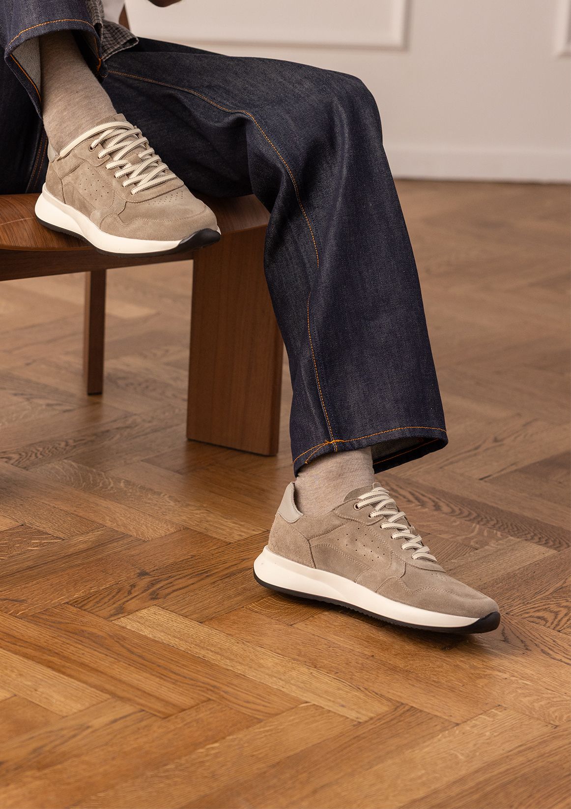 Taupefarbene Veloursleder-Sneaker