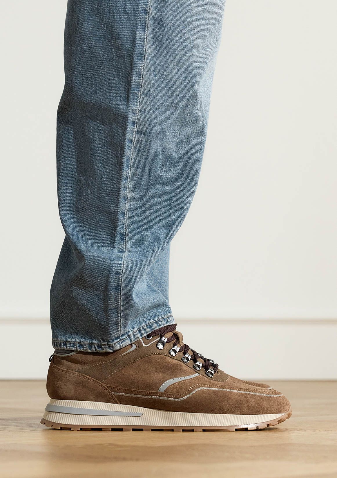 Beige suède sneakers
