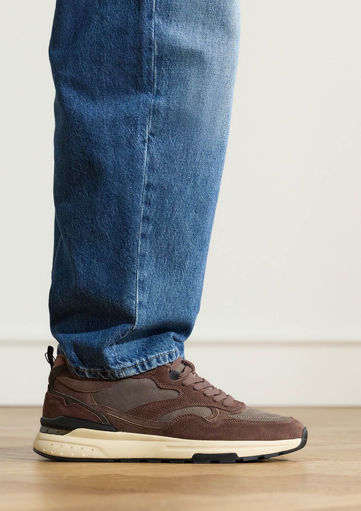 Dunkelbraune Veloursleder-Sneaker
