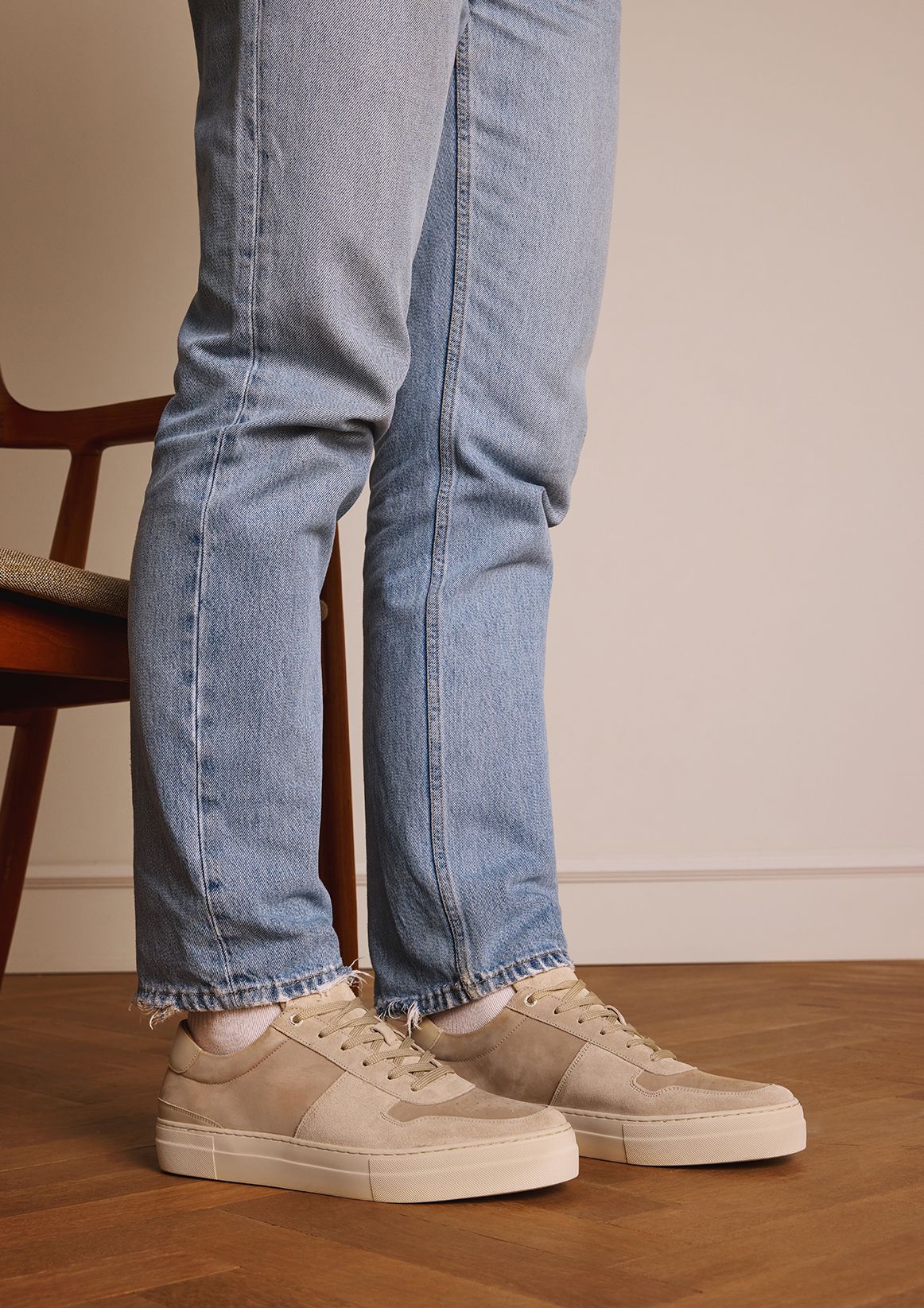 Beigefarbene Veloursleder-Sneaker