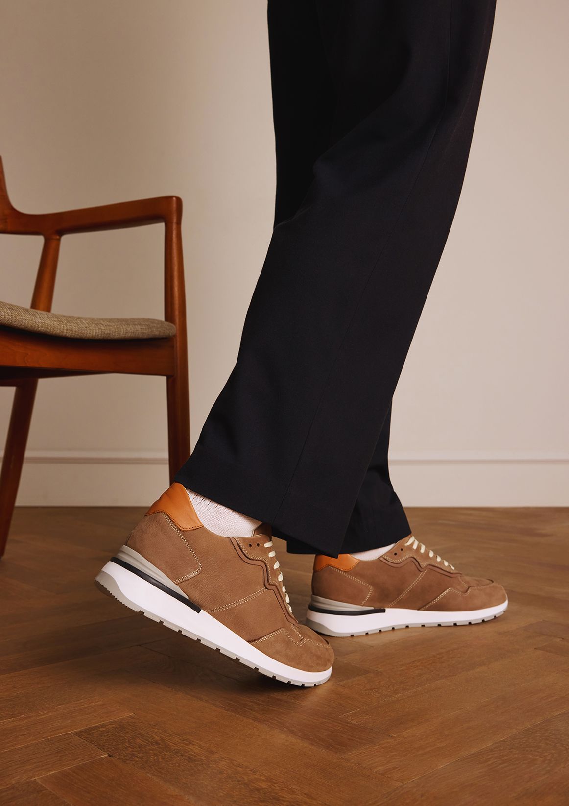 Beigefarbene Nubuk-Sneaker