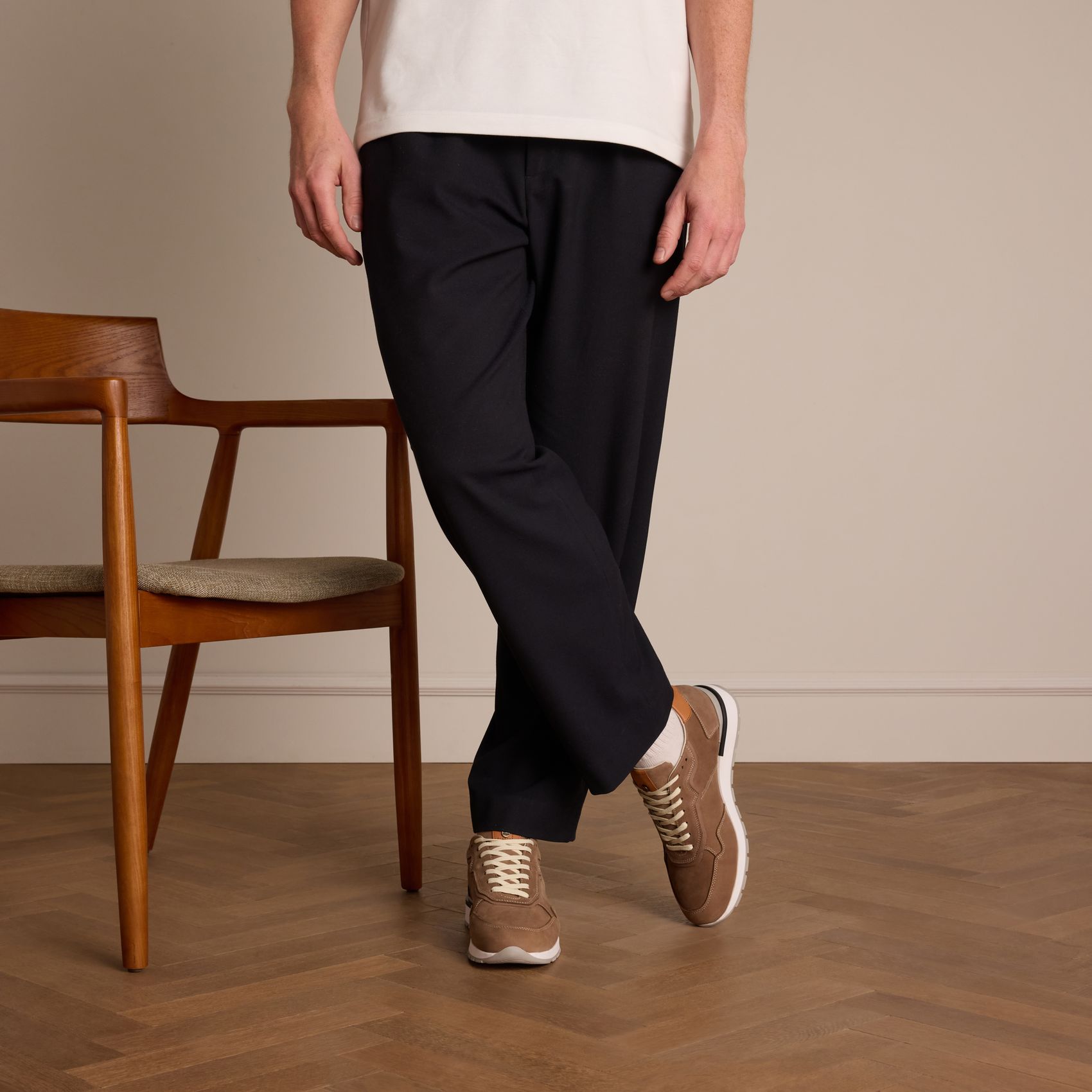 Beigefarbene Nubuk-Sneaker