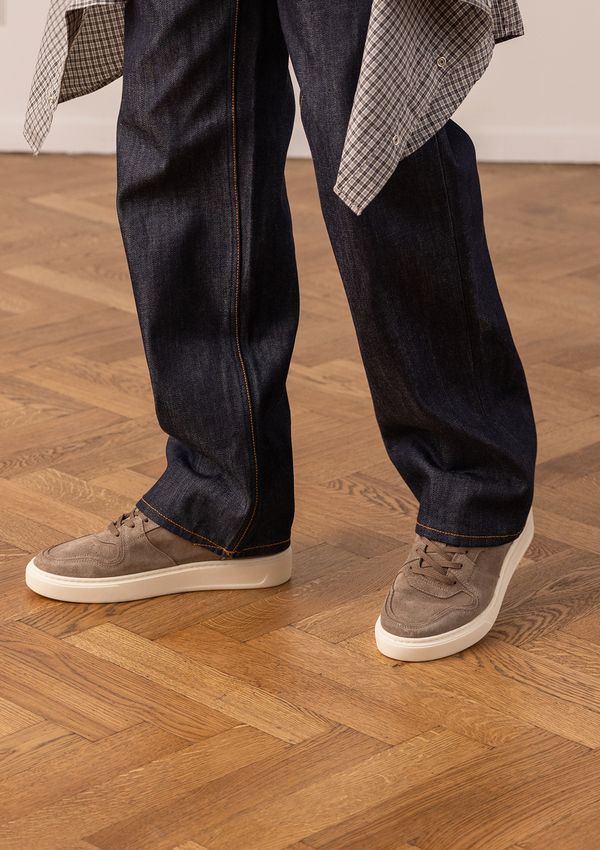 Beigefarbene Veloursleder-Sneaker