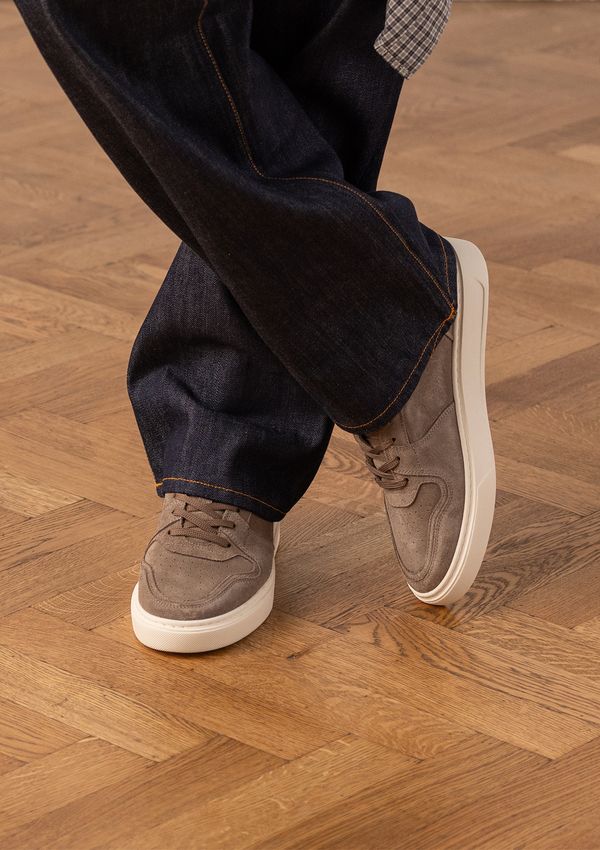 Beigefarbene Veloursleder-Sneaker