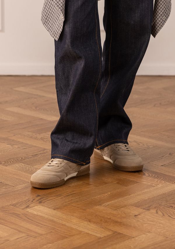 Beigefarbene Veloursleder-Sneaker