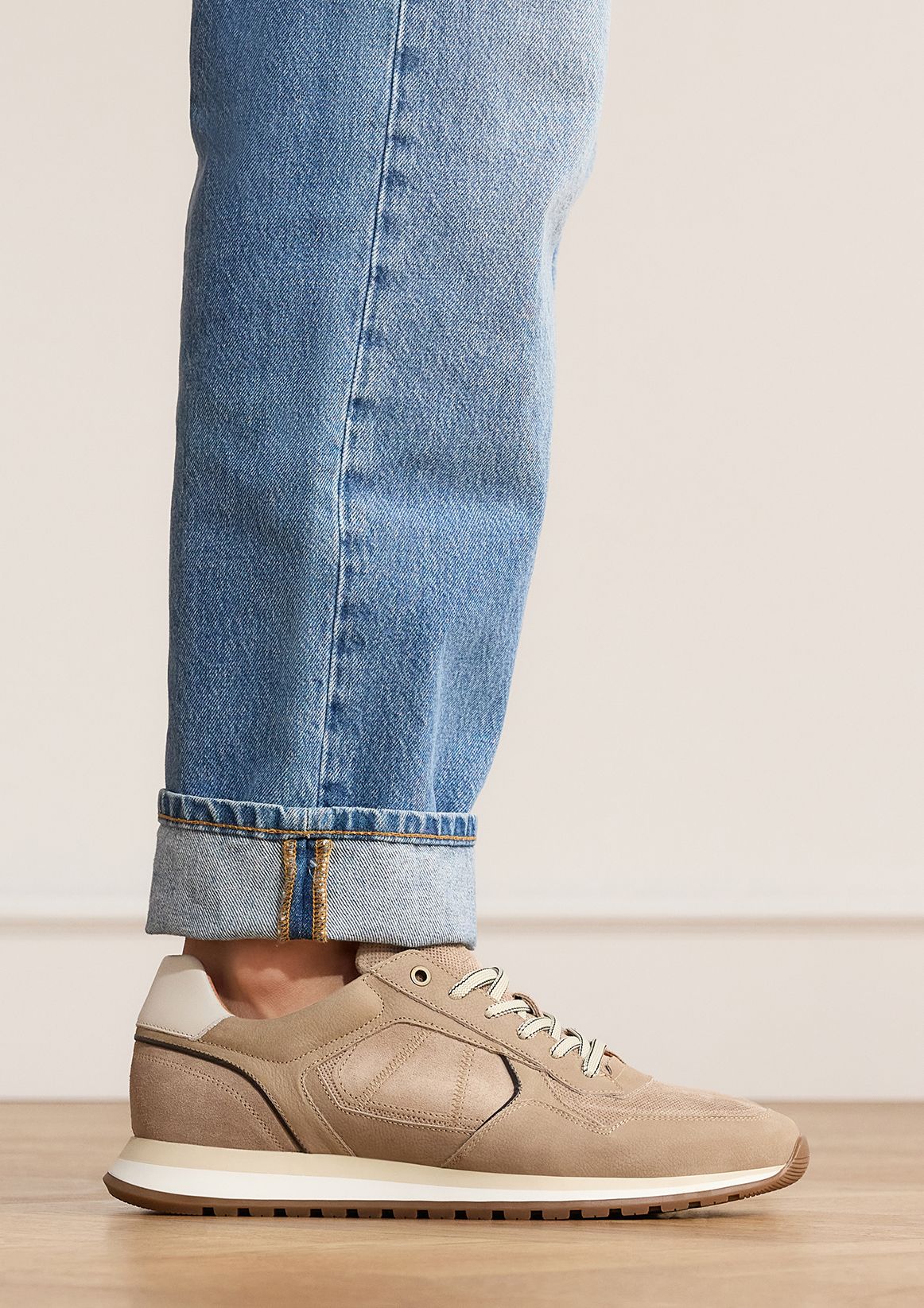 Beigefarbene Nubuk-Sneaker