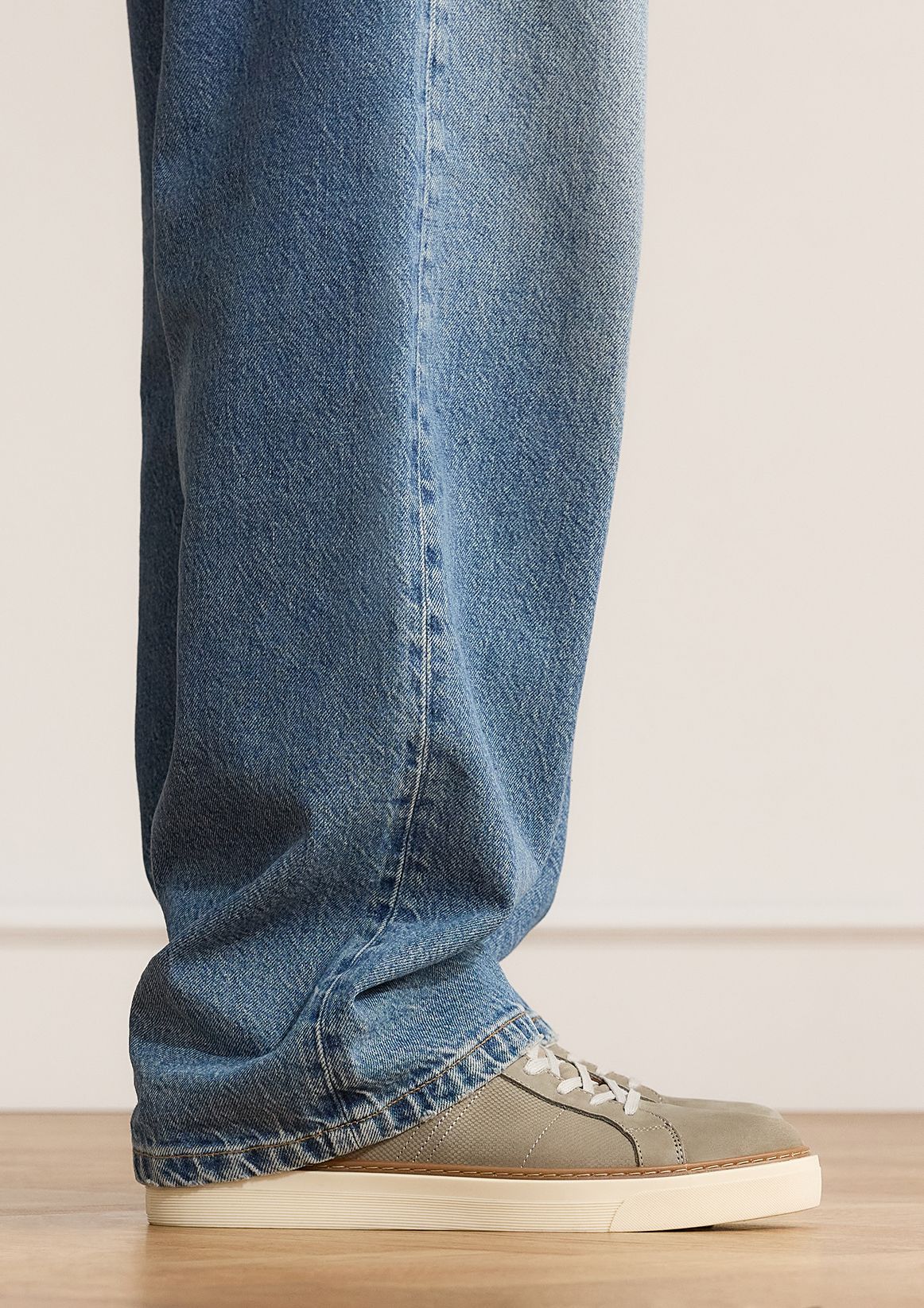 Taupe nubuck sneakers met witte zool