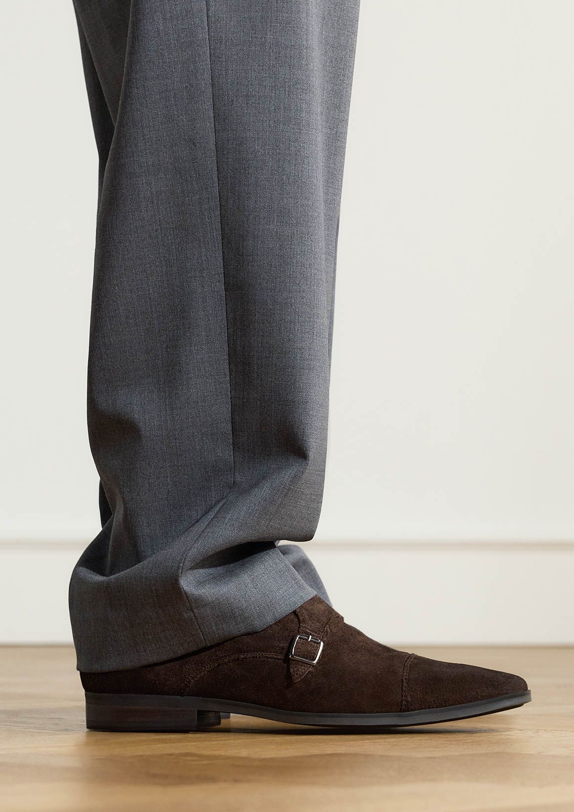Dunkelbraune Schnallenschuhe aus Veloursleder