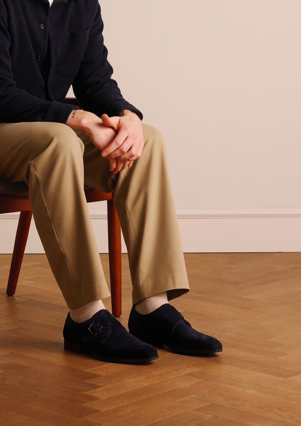 Dunkelblaue Schnallenschuhe aus Wildleder