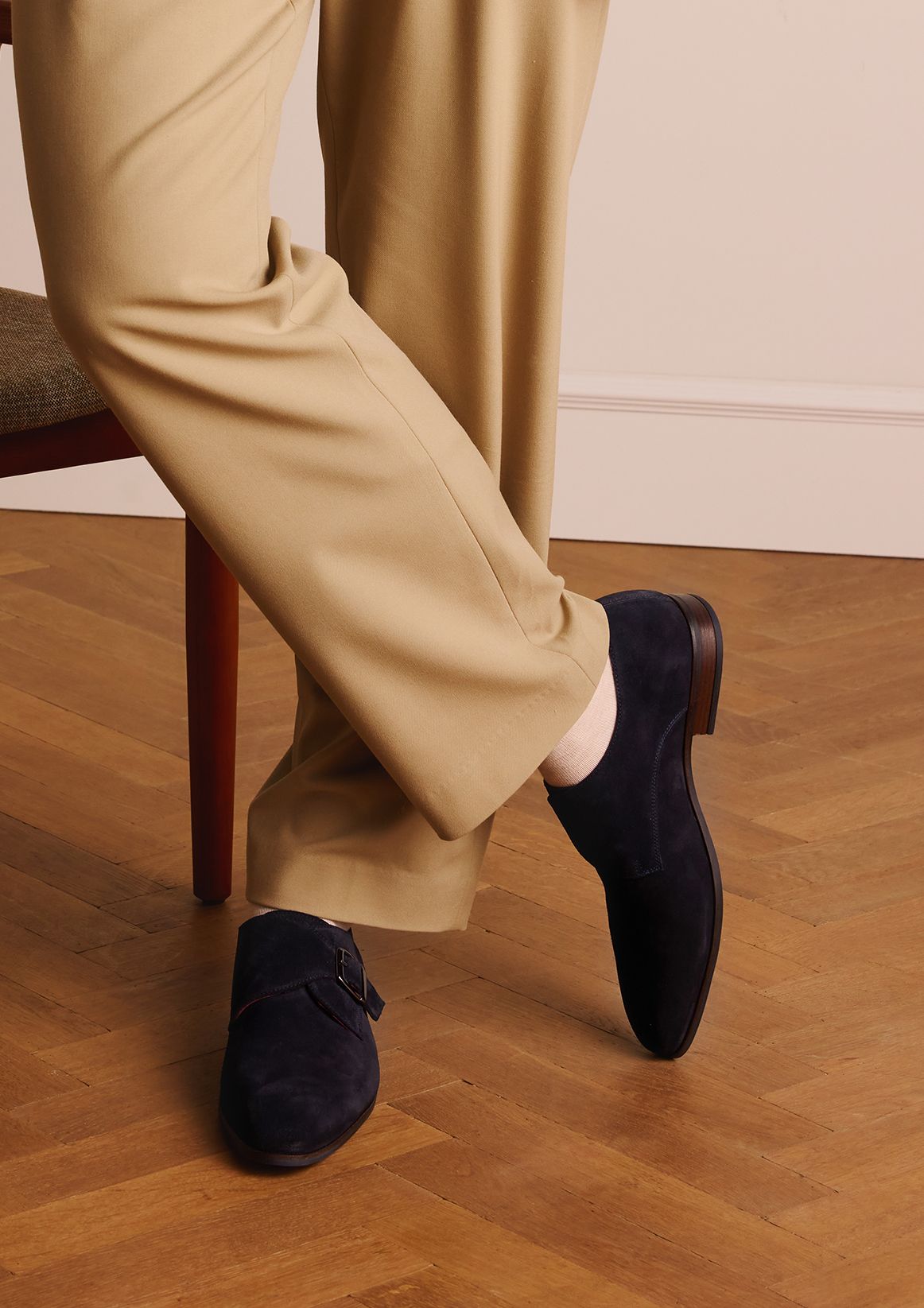 Dunkelblaue Schnallenschuhe aus Wildleder