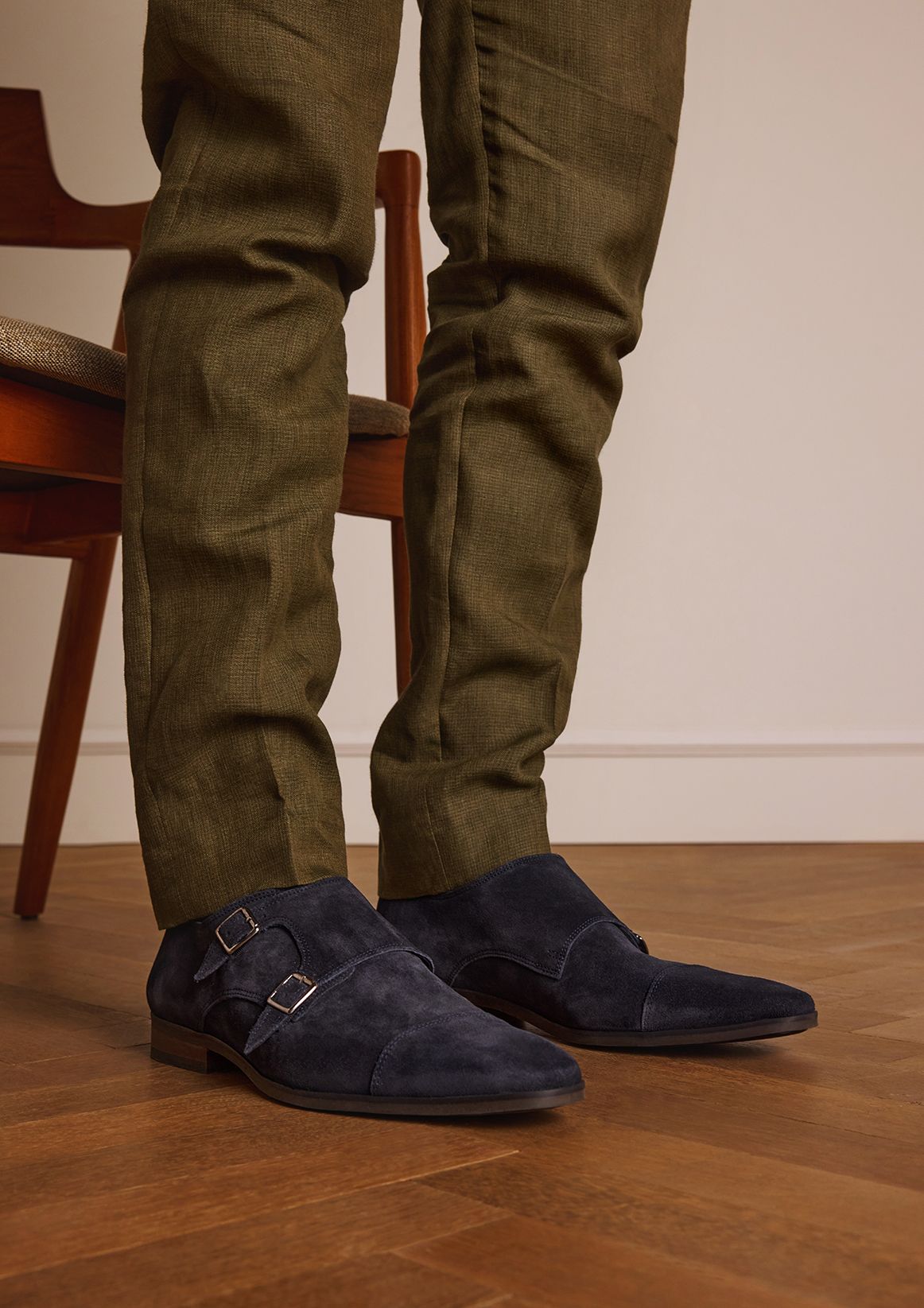 Donkerblauwe gespschoenen van suède