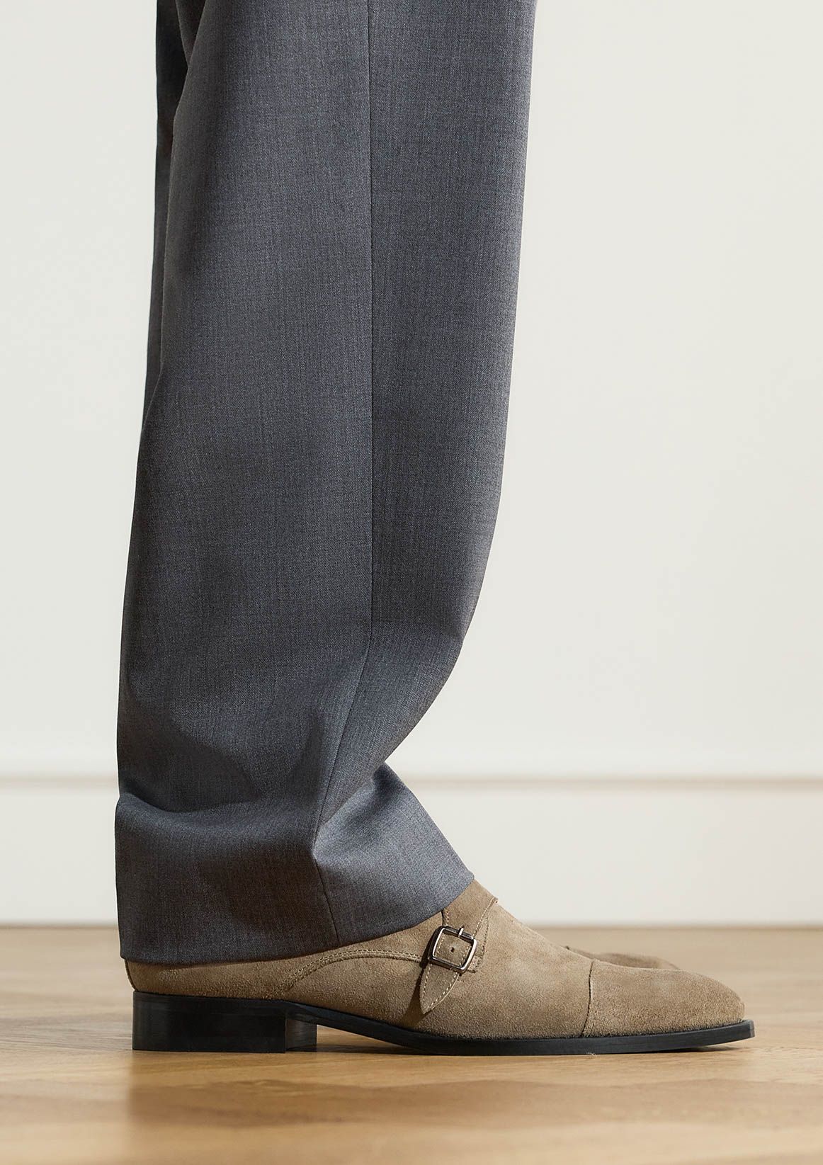 Beigefarbene Schnallenschuhe aus Veloursleder