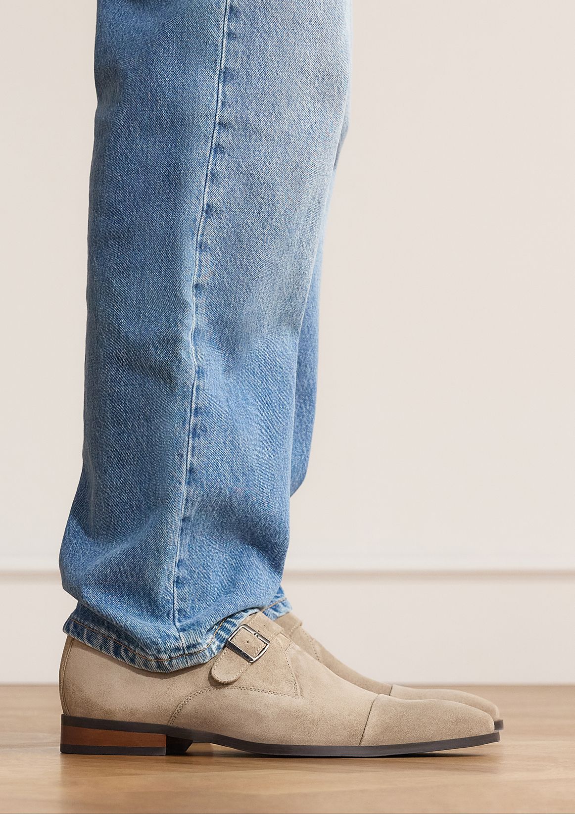 Beigefarbene Schnallenschuhe aus Veloursleder