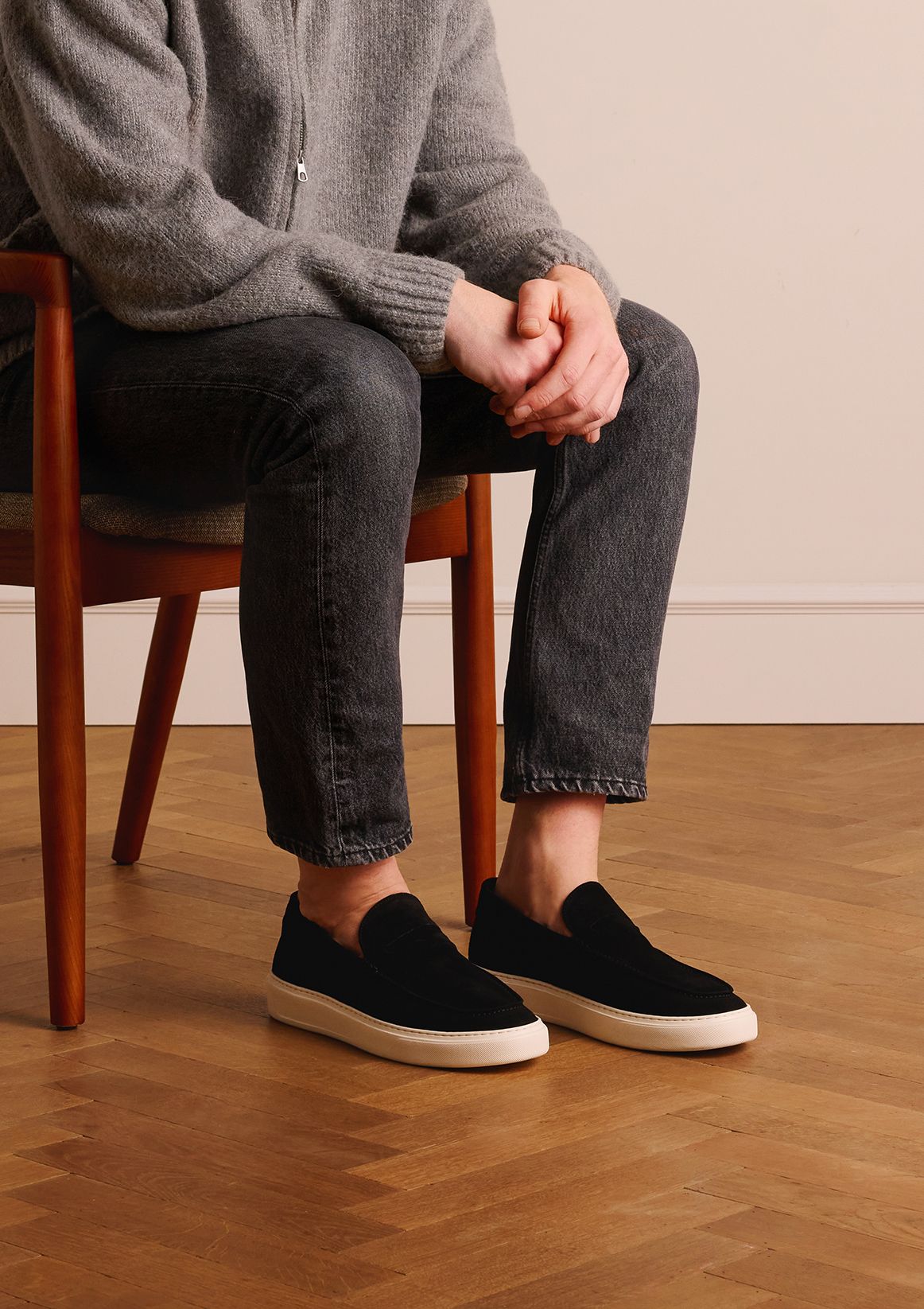 Zwarte suède loafers met sportieve zool