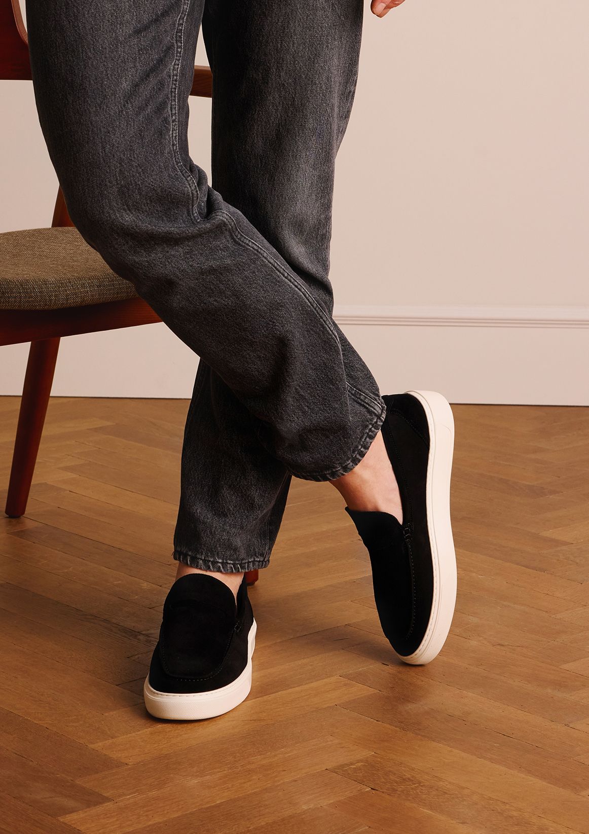 Zwarte suède loafers met sportieve zool