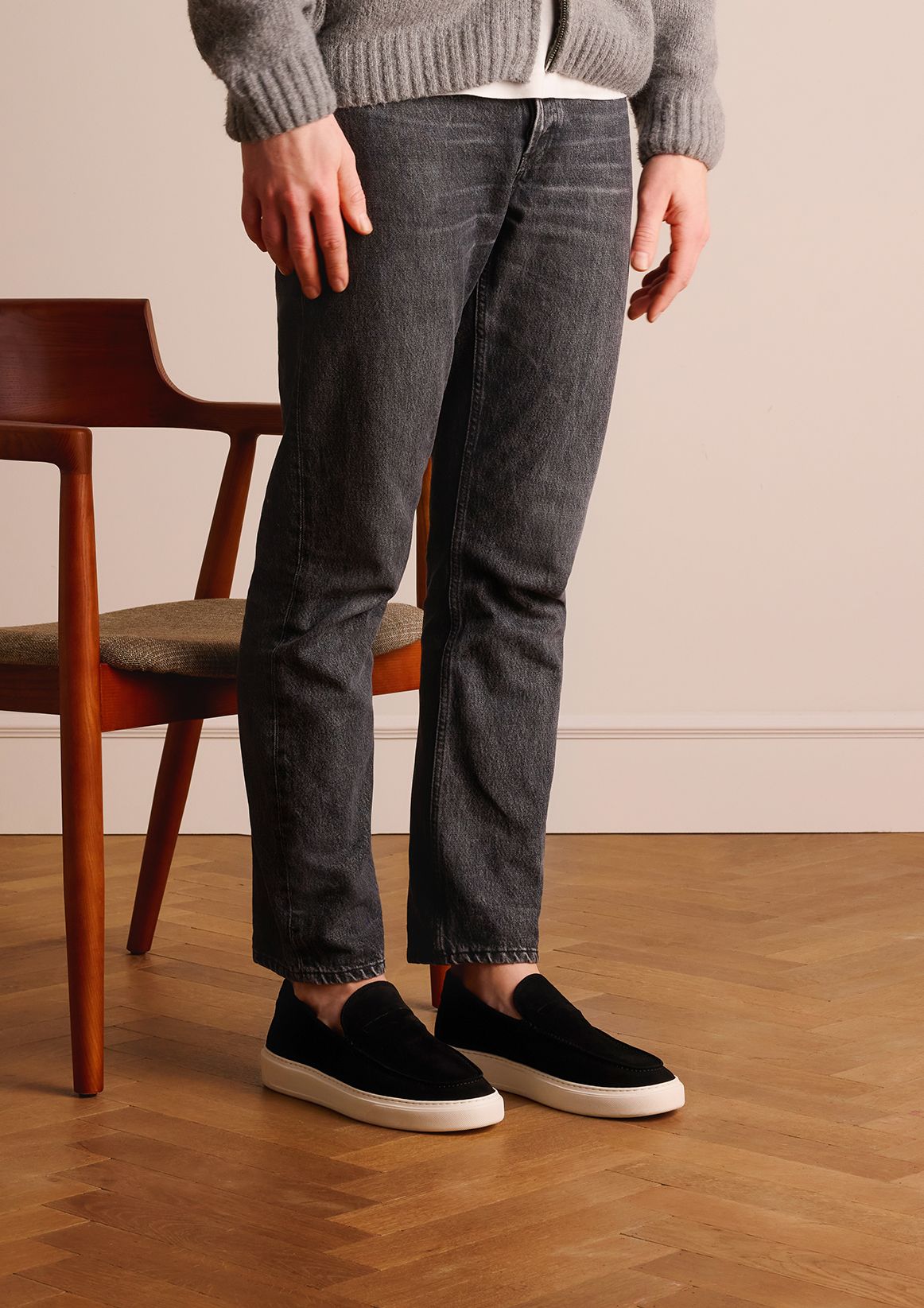 Zwarte suède loafers met sportieve zool