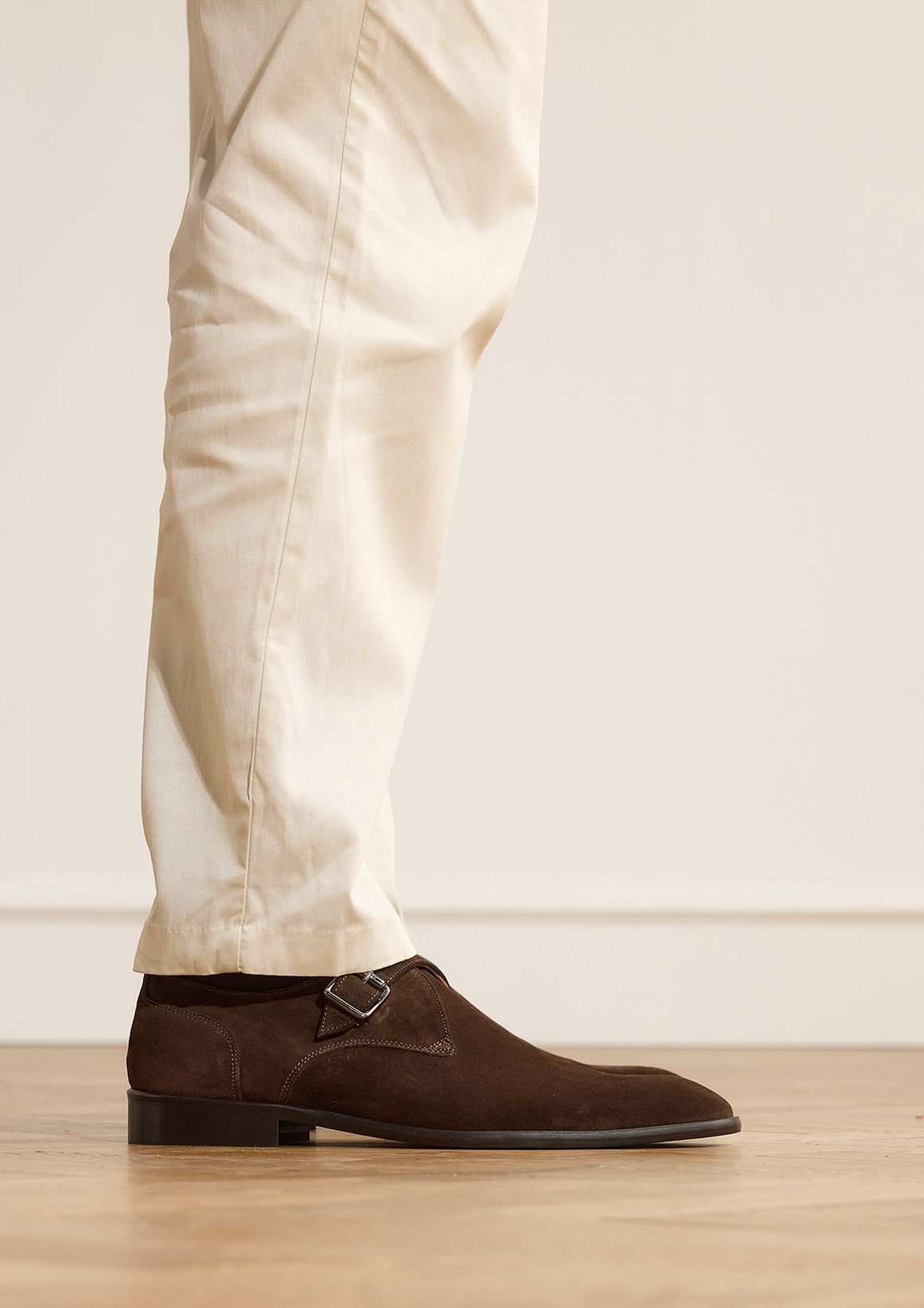Braune Schnallenschuhe aus Veloursleder