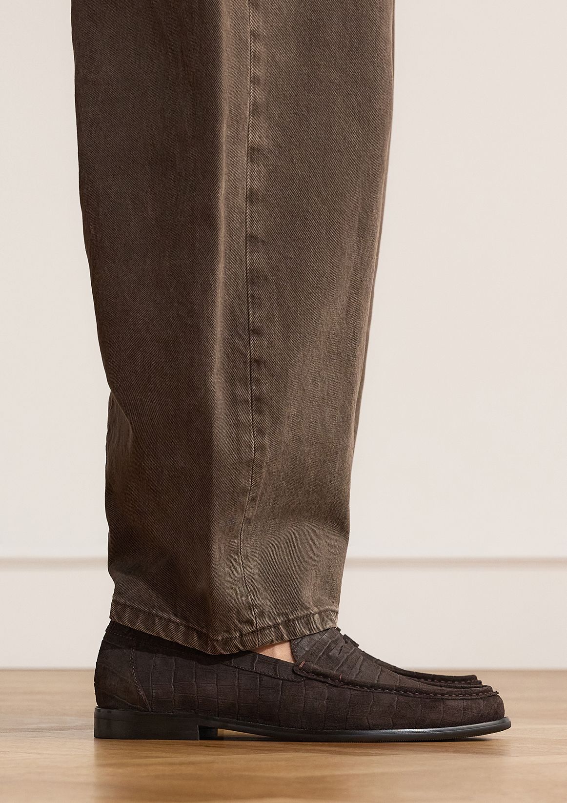 Bruine suède loafers met crocoprint