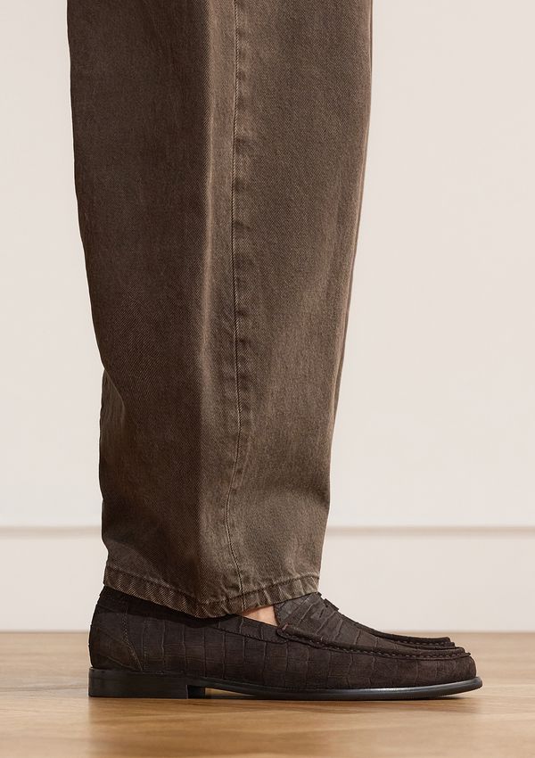 Bruine suède loafers met crocoprint