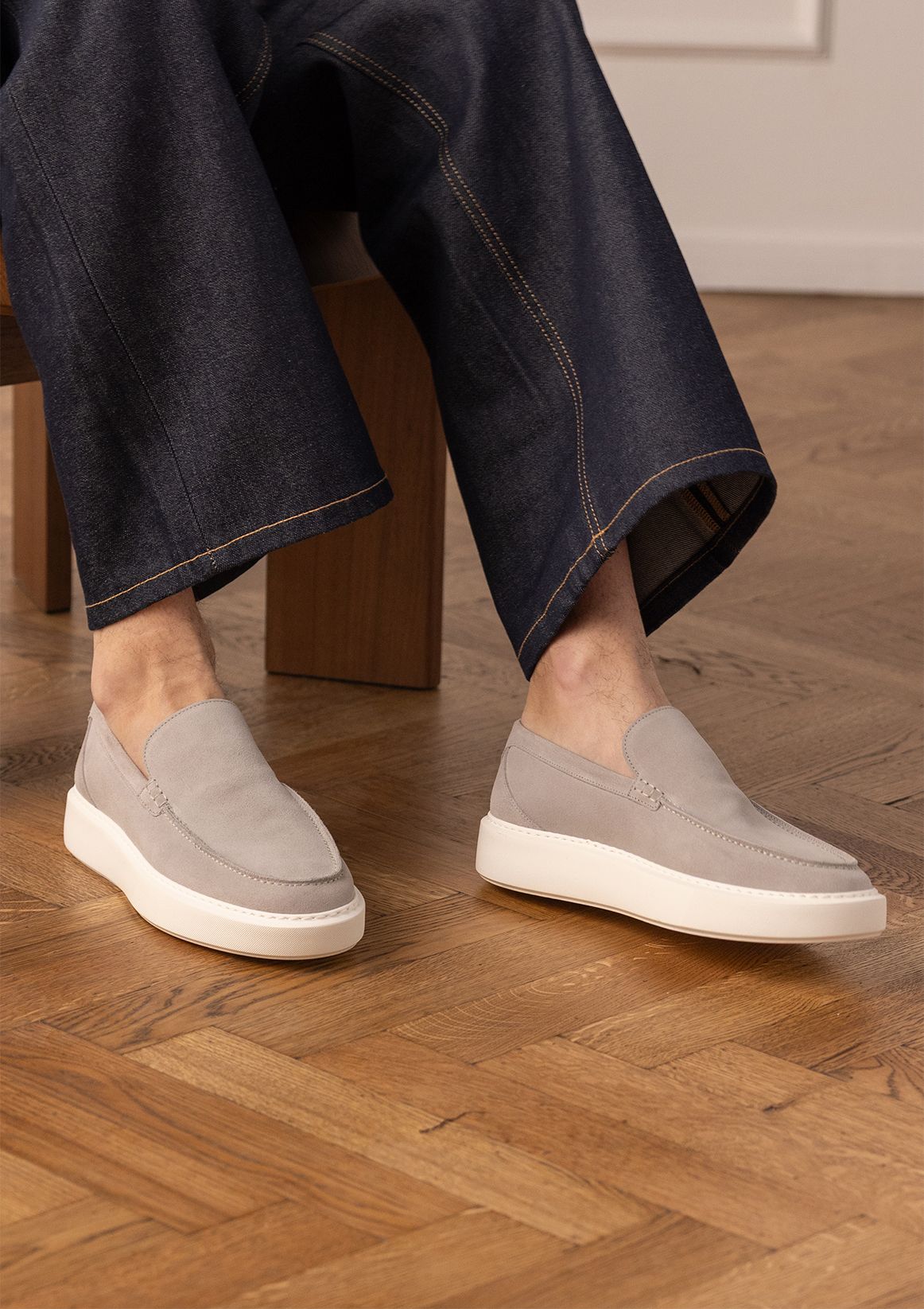 Licht grijze suède loafers