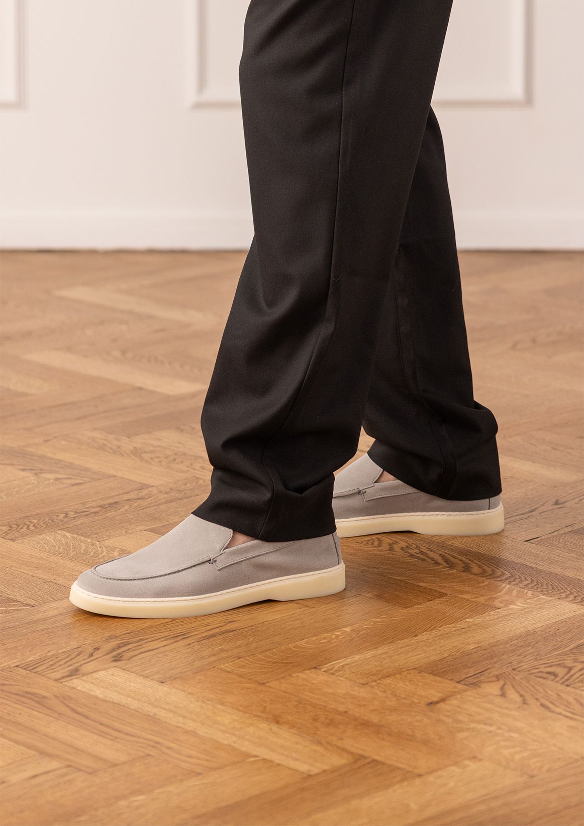 Graue Veloursleder-Loafer