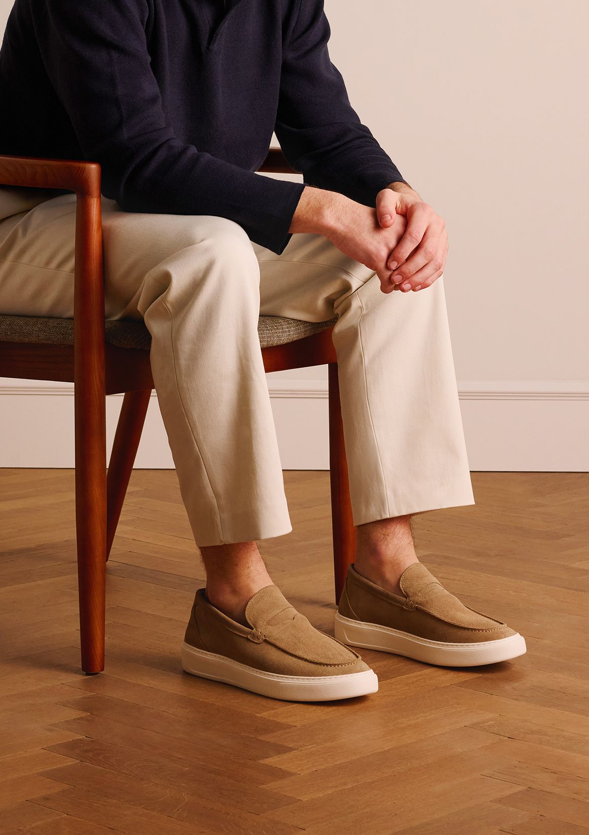 Beige suède loafers met sportieve zool